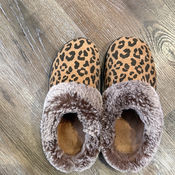 isotoner Shoes - Leopard Print Women’s Slipper with Faux Fur Lining, Size 9.5/10